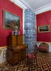 Кавалерская, бюро из Голландии, середина 18 века и печь с изразцами, расписанными синим кобальтом