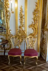 Кресла в Аудиенц-зале Большого дворца в Петергофе