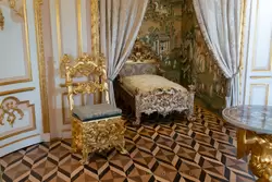 Кресло-клозет: под подушкой находилось отверстие и ночная ваза, Коронная комната