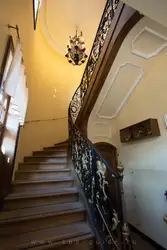 Лестница на второй этаж во дворце Марли
