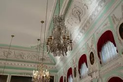 Люстры в Тронном зале Большого дворца в Петергофе