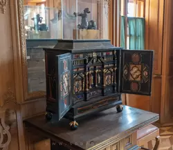Мебель с потайными ящичками для хранения бумаг и драгоценностей в Дубовом кабинете