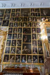 На стенах Картинного зала портреты молодых девушек, исполненные итальянским художником Пьетро Ротари
