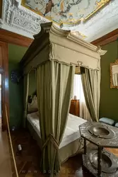 Спальня, кровать с балдахином в дворце Монплезир