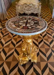 Стол в Коронной декорирован разноцветной смальтой и поделочными камнями, изготовлен в Италии в 18 веке