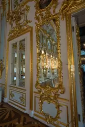Танцевальный зал, зеркало в золотом обрамлении