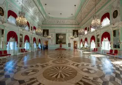 Тронный зал Большого дворца в Петергофе