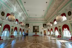 Тронный зал в Большом дворце Петергофа