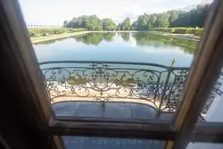 Вид на пруд из Столовой дворца Марли