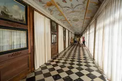 Западная галерея дворца Монплезир в Петергофе