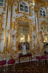 Зеркало в Аудиенц-зале Большого дворца в Петергофе