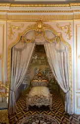 Золоченая резная кровать в Коронной, изготовлена во Франции в 18 веке