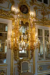 Золочёное зеркало с канделябрами в Танцевальном зале Большого дворца в Петергофе