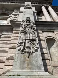 Обелиск на фасаде с римскими воинскими доспехами и вензелями Павла I на фасаде Михайловского замка