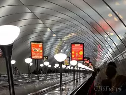 Эскалатор на станции «Адмиралтейская» метро Санкт-Петербурга
