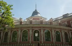 Кариатиды на Летнем дворце Белосельских-Белозерских