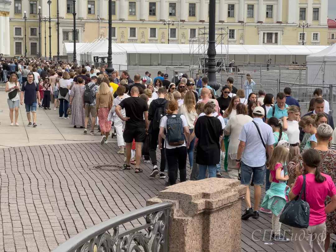 Очередь в Эрмитаж в рабочий день, август 2023 Очередь в Эрмитаж в рабочий день, август 2023
