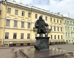 Памятник Доменико Трезини в Санкт-Петербурге