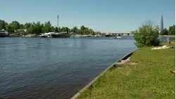Река Средняя Невка, вид на яхт-клуб