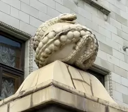 Змеи обвивают шары на ограде особняка Бранта