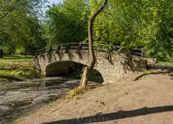 Каменный горбатый мостик в парке Екатерингоф