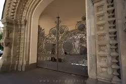 Ворота в подворье Валаамского монастыря в Санкт-Петербурге