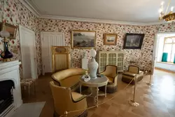 Белая гостиная в Фермерском дворце в Петергофе