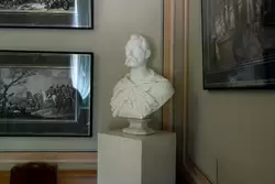 Бюст в Приемной Александра II в Фермерском дворце в Петергофе