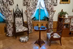 Фермерский дворец в Петергофе, мебель в Гостиной императрицы Марии Александровны