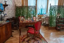 Фермерский дворец в Петергофе, рабочий стол в кабинете императрицы
