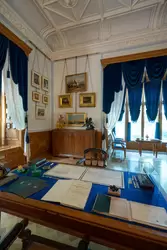 Фермерский дворец в Петергофе, стол для комитетов, Синий кабинет