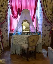 Фермерский дворец в Петергофе, столик с туалетным прибором из серебра