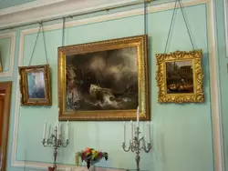 Картины Ивана Айвазовского из Восточной серии (слева и справа) и «Кораблекрушение» художника Эжена Изабе (в центре)