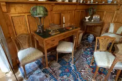Письменный стол с электрической лампой в кабинете Марии Фёдоровны
