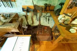 Топоры и коловороты в мастерской, музей Телеграфная станция в Петергофе
