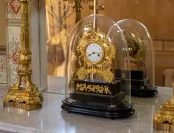 Часы на камине в Раздевальне