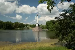 Чесменская колонна, вид с берега Большого пруда