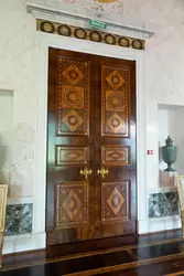 Двери Центрального зала привезены из дворца Александра Ланского