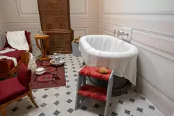 Гранитная чаша-ванна в комнате для дам, Кавалерская мыльня