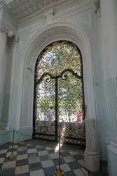 Решетка двери из кованого железа с позолоченным орнаментом