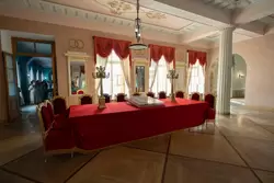 Стол с красной скатертью в Большом зале Царскосельского лицея
