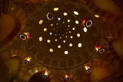 Свод Купольного зала: свет проникает через цветные стекла
