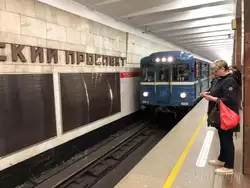 Поезд на красной линии метро в Санкт-Петербурге