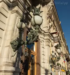 Фонари на здании Русско-Китайского банка на Невском проспекте