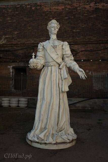 Скульптура Екатерины II в Усадебном саду Державина