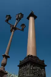 Александровская колонна и фонарь ограды