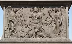 Барельеф с аллегориями «Правосудие и Милосердие» — Александровская колонна