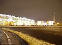 Дворцовая площадь в ночном освещении