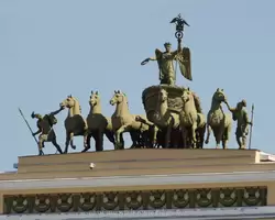 Дворцовая площадь Санкт-Петербурга, Триумфальная колесница на арке Главного штаба