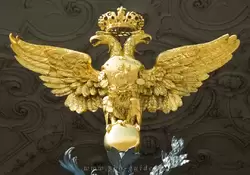Двуглавый орёл над входом в Эрмитаж